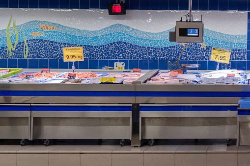 Bonita tienda de pescado con salmón y langostinos en oferta. Tienda de pescadería photo