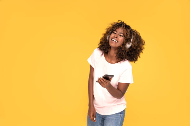 alegre hermosa mujer africana escuchando música - 18638 fotografías e imágenes de stock