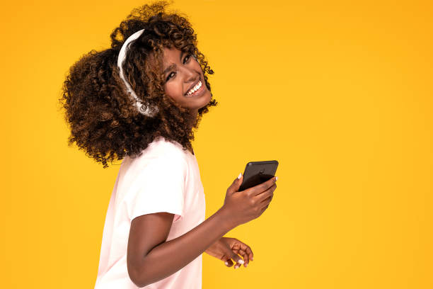 alegre hermosa mujer africana escuchando música - 18635 fotografías e imágenes de stock