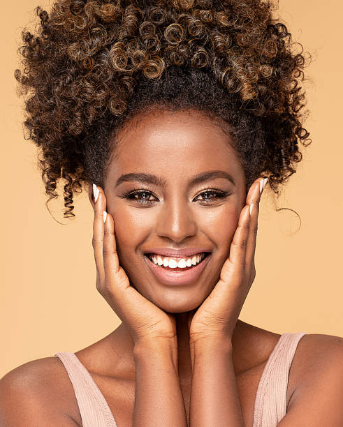 feliz mulher afro-americana sorrindo. - 18639 - fotografias e filmes do acervo