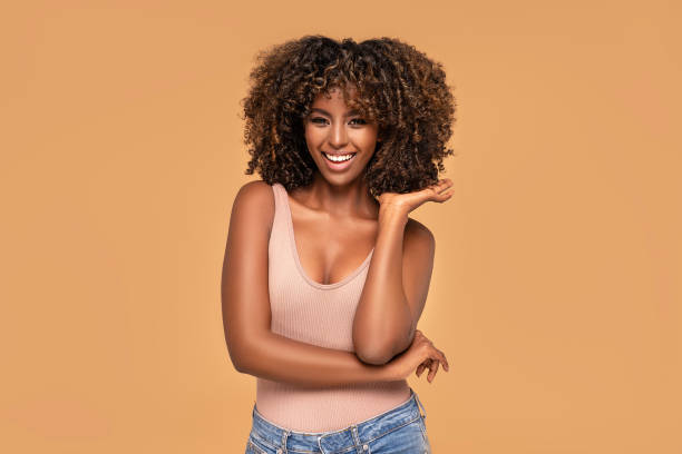 счастливая афроамериканка улыбается. - african ethnicity beauty curly hair confidence стоковые фото и изображения