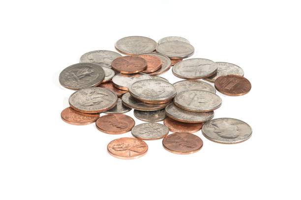 feche acima de uma pilha de moedas dos eua- centavos, moedas e moedas - stack quarter coin us coin - fotografias e filmes do acervo