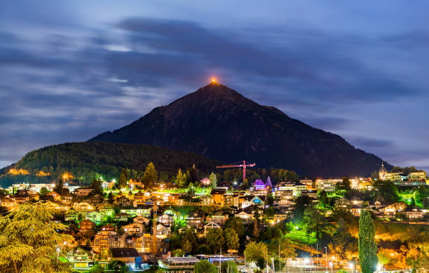 гора нисен в бернском оберланде, швейцария, как видно из spiez - lake thun switzerland night lake стоковые фото и изображения