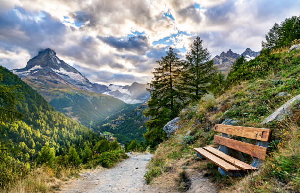вид на гору маттерхорн с панорамной тропы возле церматта, швейцария - scenics landscape valley switzerland стоковые фото и изображения