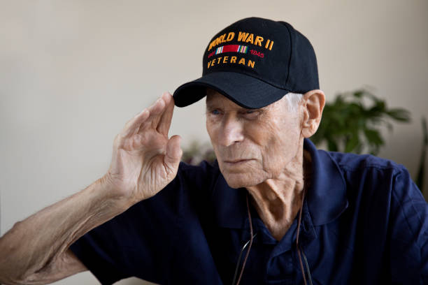 weteran ii wojny światowej pozdrawiając patrząc daleko - saluting armed forces military us veterans day zdjęcia i obrazy z banku zdjęć