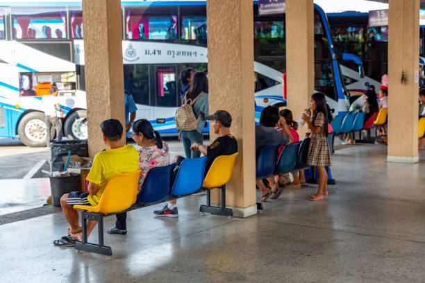 estación de autobuses en tailandia. - editorial tourist travel destinations bus fotografías e imágenes de stock