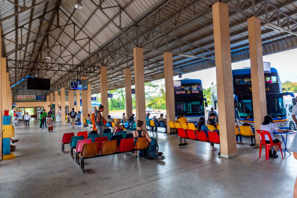 estación de autobuses en tailandia. - editorial tourist travel destinations bus fotografías e imágenes de stock