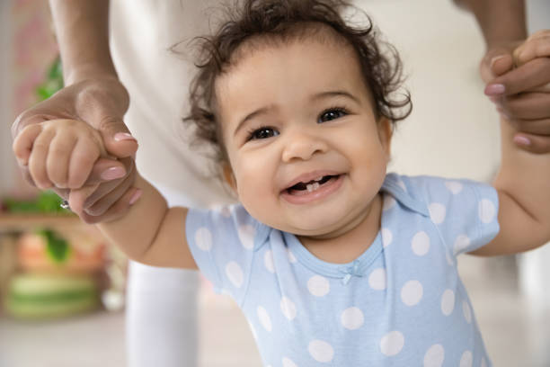 ヘッドショットは、愛らしいアフリカ系アメリカ人の幼児の肖像画をクローズアップ。 - 1歳以上2歳未満 ストックフォトと画像