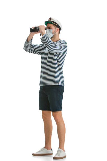 marinaio maschio caucasico in uniforme isolato su sfondo studio bianco - saluting sailor armed forces men foto e immagini stock