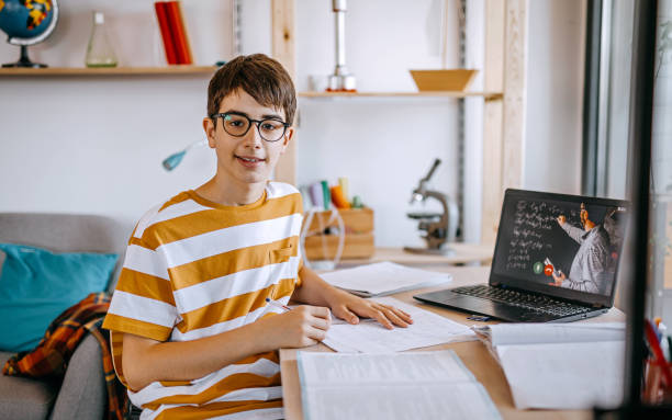 ensino a distância de casa em videoconferência - looking at camera smiling desk isolated - fotografias e filmes do acervo