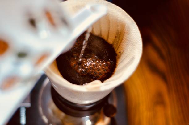 V60 Brewing coffee in a V60 coffee filter stock pictures, royalty-free photos & images