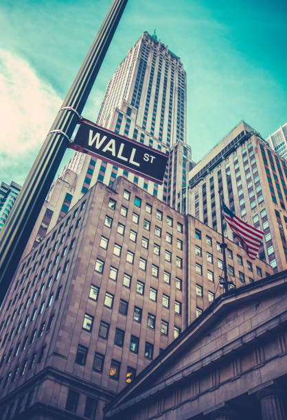 wall street sign en manhattan nyc - symbol finance corporate business manhattan fotografías e imágenes de stock