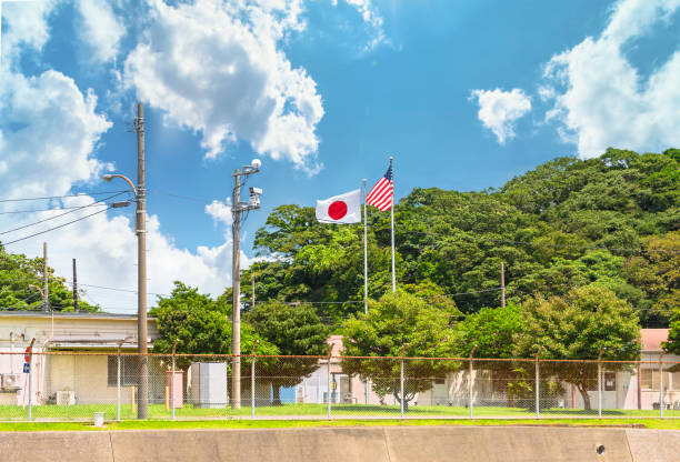 bandiere nazionali del giappone e degli stati uniti d'america sull'isola di azuma nel porto navale di yokosuka. - naval flag foto e immagini stock