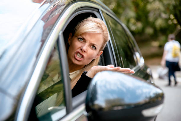 conducteur frustré de femme dans la voiture - beautiful lifestyles human face blond hair photos et images de collection