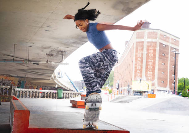 jovem skatista feminina praticando um salto difícil - skateboard park fotos - fotografias e filmes do acervo