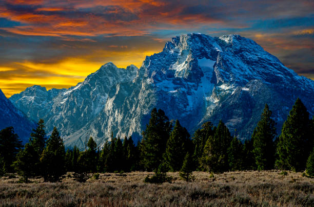 superbe coucher de soleil sur les pics majestueux de la chaîne teton du parc national de grand teton dans l’état américain du wyoming - wyoming landscape american culture plain photos et images de collection