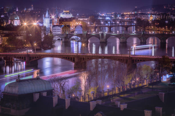 panorama de praga con puentes, movimiento de barcos y río moldava por la noche – república checa - prague mirrored pattern bridge architecture fotografías e imágenes de stock