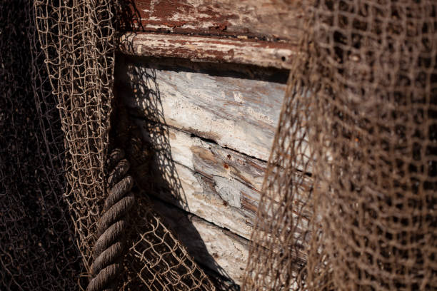 textura colorida de las redes de pesca y barco desgastado - rust textured rusty industrial ship fotografías e imágenes de stock