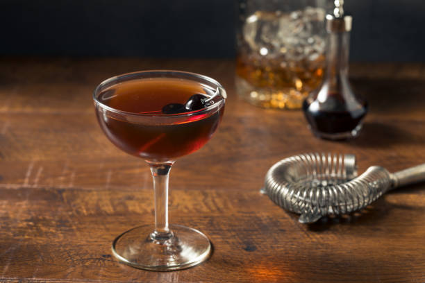 освежающий boozy манхэттен коктейль - manhattan cocktail cocktail drink cherry стоковые фото и изображения