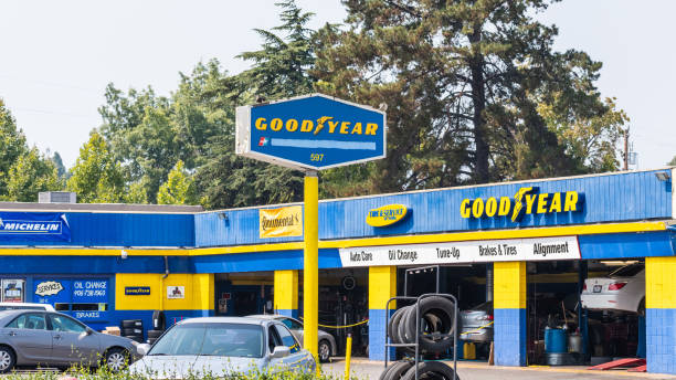 goodyear auto service center - goodyear brand name - fotografias e filmes do acervo