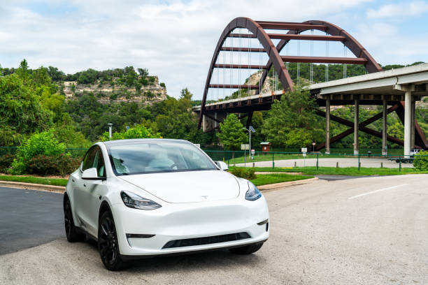 Tesla is coming to Austin Texas Pennybacker Bridge or 360 Bridge with the All White Tesla Model Y in Austin Texas USA on 9/12/2020 - This will be the top selling Crossover SUV all electric vehicle in America - taken on a gorgeous sunny afternoon with an amazing electric car austin airport stock pictures, royalty-free photos & images