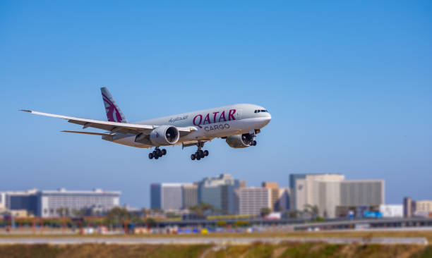 카타르 항공화물 보잉 777 최종 접근 방식 - qatar airways 뉴스 사진 이미지