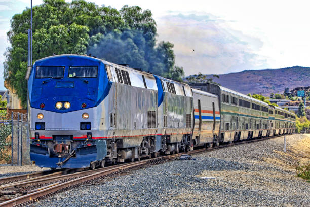 コーストスターライト(ロサンゼルス - シアトル)列車ムーアパーク、カリフォルニア州 - oregon beach ストックフォトと画像