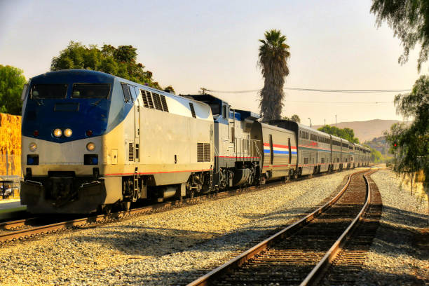 コーストスターライト(ロサンゼルス - シアトル)列車ムーアパーク、カリフォルニア州 - oregon beach ストックフォトと画像