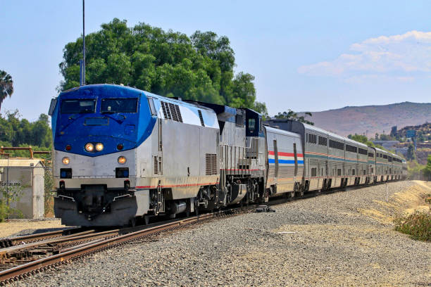 コーストスターライト(ロサンゼルス - シアトル)列車ムーアパーク、カリフォルニア州 - oregon beach ストックフォトと画像