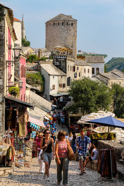 kujundžiluk street in the old town in central mostar, bosnia and herzegovina - europe bridge editorial eastern europe imagens e fotografias de stock