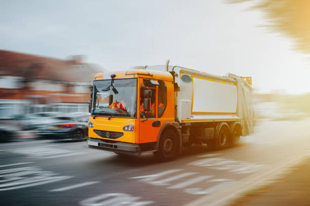 conducción de camiones de basura en el entorno urbano - camion de basura fotografías e imágenes de stock