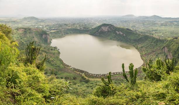 panoramiczny widok na kraterowe jezioro lac vert pokryte bujną zieloną roślinnością w pobliżu goma - virunga national park zdjęcia i obrazy z banku zdjęć