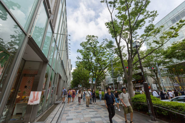 omotesando hills en tokio, japón - omotesando hills fotografías e imágenes de stock