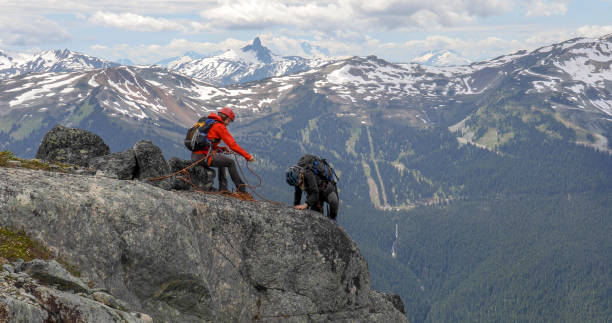mujer alpinista incrusta amigos ascendentes cresta de montaña - 24295 fotografías e imágenes de stock