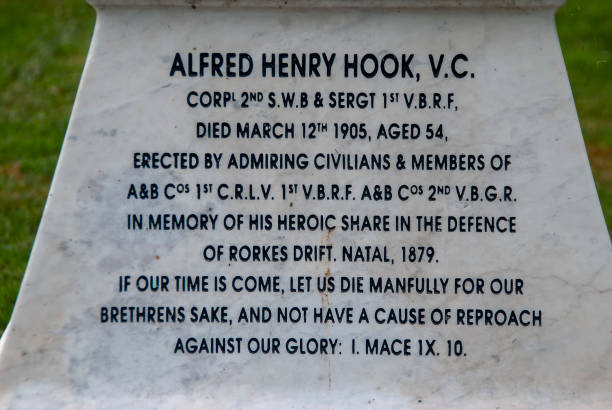 la tombe d’alfred henry hook vc dans le village de churcham dans le gloucestershire, royaume-uni - victoria cross photos et images de collection