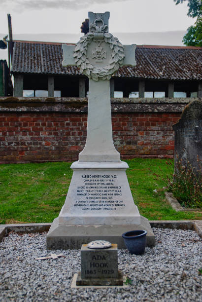 la tombe d’alfred henry hook vc dans le village de churcham dans le gloucestershire, royaume-uni - victoria cross photos et images de collection