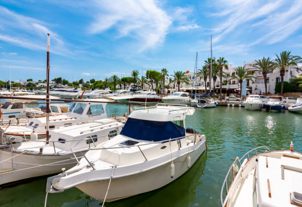 лодки и яхты в cala d'or морской, остров майорка, испания - majorca yacht palma marina стоковые фото и изображения