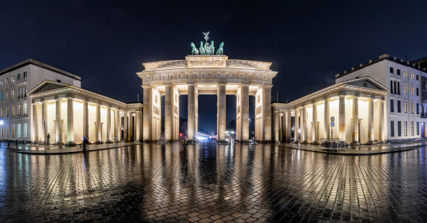 panoramic view of the brandenburg gate in berlin, germany, during a rainy night - winter city germany brandenburg imagens e fotografias de stock