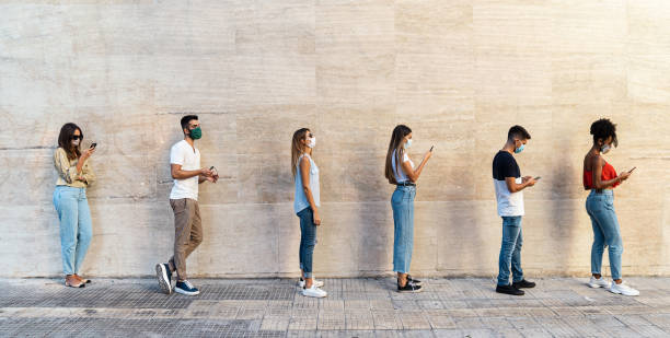 grupo de jovens eliminados em um distanciamento social cru contra a difusão da doença pandêmica coronavírus (covid-19). novo conceito normal. - distanced - fotografias e filmes do acervo