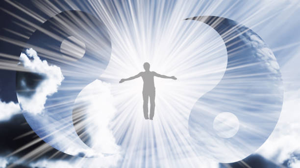腕を持つ男のシルエットがばらばらに広がり、陰陽のシンボルの背景に明るい白い日差しの中を空を飛んでいました。瞑想の概念、オープンマインド。 - yin yang symbol 写真 ストックフォトと画像