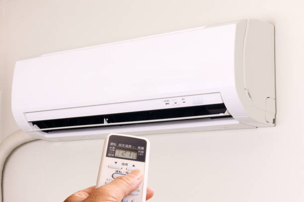 istock Air conditioner heating also saves electricity (heating 21 ° C) 1272098892