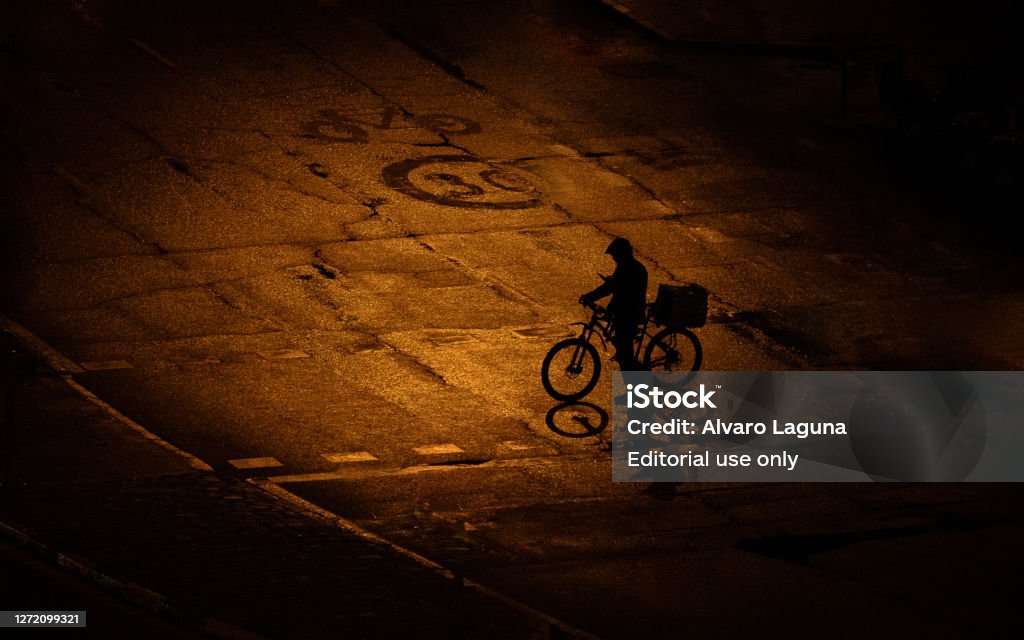 Uber Eats jinete camina en una calle vacía en Madrid, España - Foto de stock de Economía gig libre de derechos