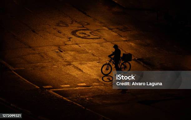 Uber Eats Jinete Camina En Una Calle Vacía En Madrid España Foto de stock y más banco de imágenes de Uber Eats