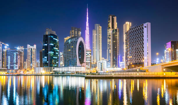 ультрасовременный горизонт дубая, оаэ - dubai skyline united arab emirates finance стоковые фото и изображения