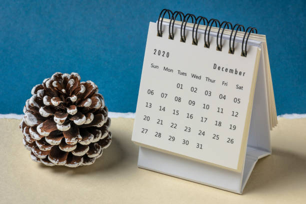 dezember 2020 - spiral-desktop-kalender - desk nobody color image day stock-fotos und bilder