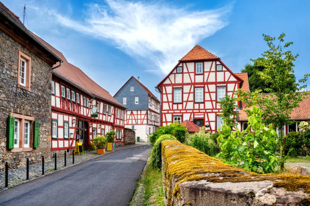 stadtbild der idyllischen altstadt lich in der wetterau - hessen stock-fotos und bilder