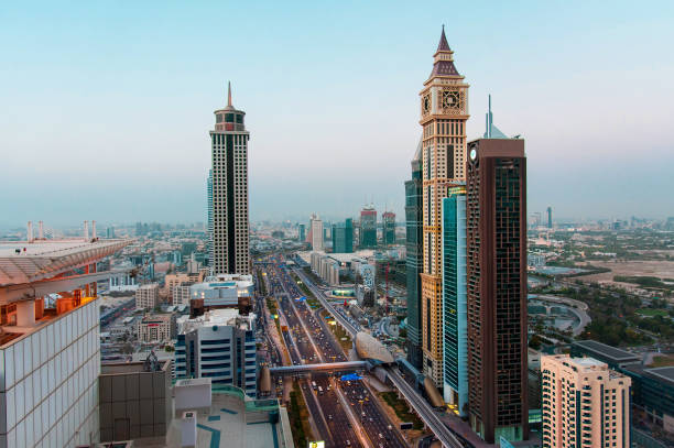 wolkenkratzer in der innenstadt von dubai erheben sich über der sheik zayed road city highway in den vereinigten arabischen emiraten - sheik zayed road fotos stock-fotos und bilder