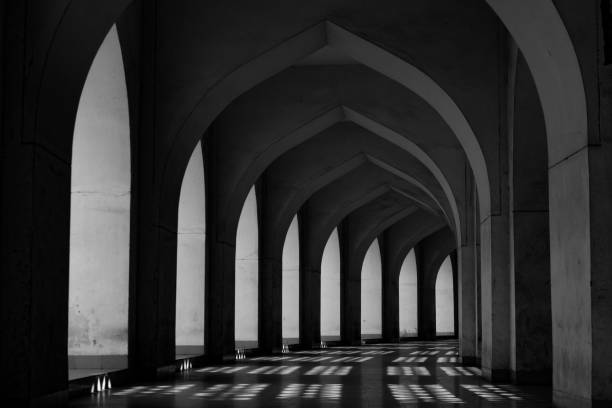 korridor der baitul mukarram moschee - islam fotos stock-fotos und bilder