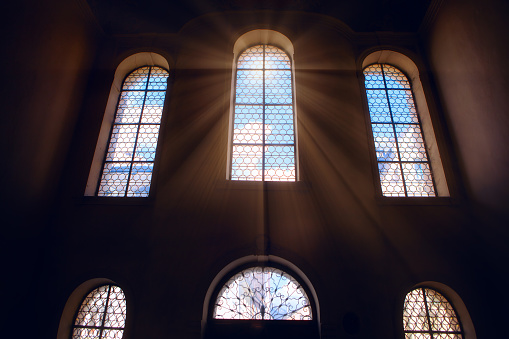 Luz sagrada en la ventana de la iglesia photo