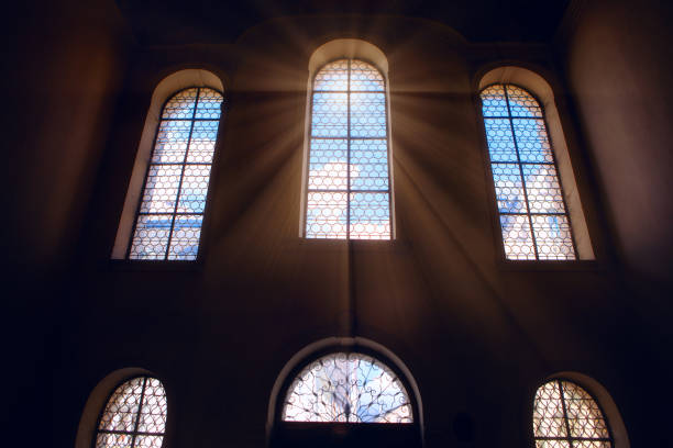 luz sagrada en la ventana de la iglesia - christianity church indoors illuminated fotografías e imágenes de stock